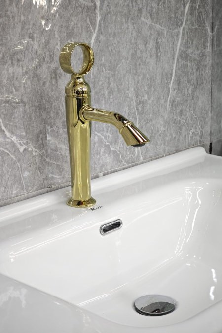 حنفية مغسلة ذهبية لامعة بتصميم فاخر ومقبض دائري